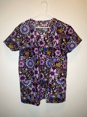 (RETRO FLOWERS) Women Scrub Top Size (Large)